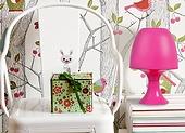 Sufitowe, na biurko i dekoracyjne - jak wybrać lampy do pokoju dziecięcego?