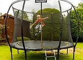 Jak zrobić salto na ogrodowej trampolinie? Sprawdź!