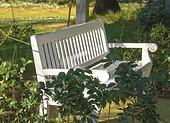 Jak samodzielnie zrobić ławkę do ogrodu? Podpowiadamy jak przeprowadzić jej montaż!