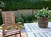 Renowacja mebli ogrodowych z drewna - jak to zrobić dobrze?