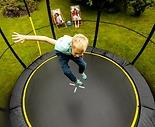 dziecko na trampolinie