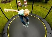 dziecko na trampolinie