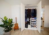Jak układać ubrania w głębokiej szafie — organizacja szafy