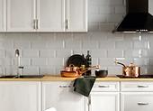Stylowe wykończenie ściany w kuchni — co na ścianę w kuchni zamiast płytek?