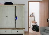 Jak urządzić pokój dzienny z szafą? Praktyczne porady i wskazówki
