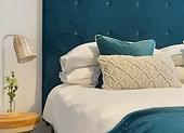 Sypialnia w nowoczesnym stylu — podpowiadamy jak dobrać do niej nowoczesny stolik nocny