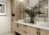Lustro wbudowane w płytki — sposób na nietuzinkową aranżację łazienki