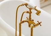 Złota armatura w łazience — pomysł na stylowe wnętrze