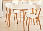 Elegancki stół z krzesłami do jadalni w stylu skandynawskim