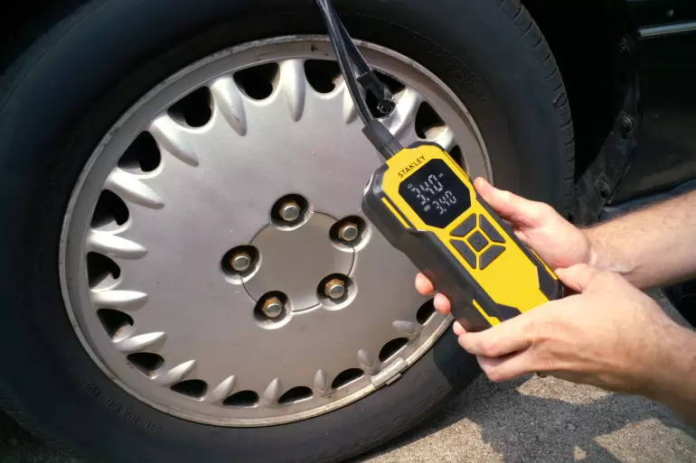Stanley Bezprzewodowowy Mini Kompresor Akumulatorowy 12V 10bar