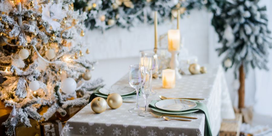 świąteczny stół ze świecznikiem