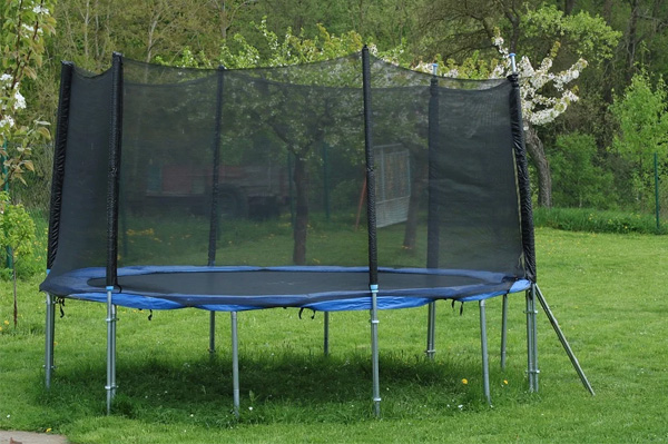 trampolina w ogrodzie, przygotowania na wiosnę
