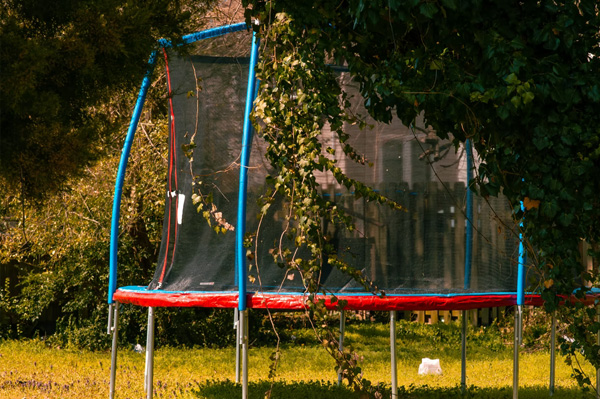trampolina pod domem, rozrywka dla dzieci