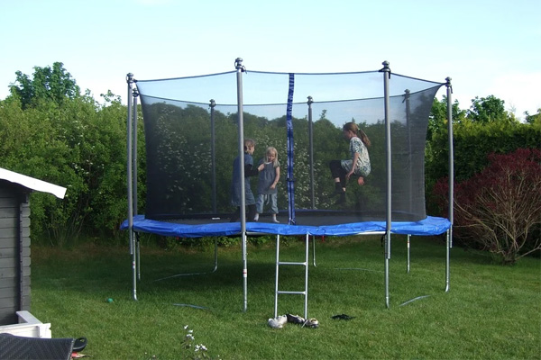 zabawa na trampolinie, rodzinne zabawy w ogrodzie