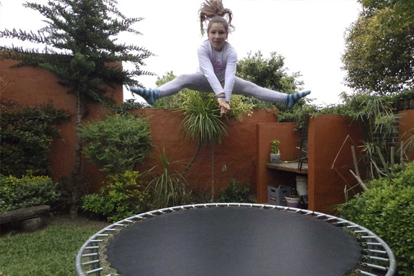 trampolina, zabawa w ogrodzie