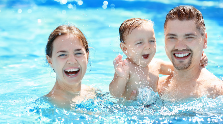 rodzinny relaks w basenie 