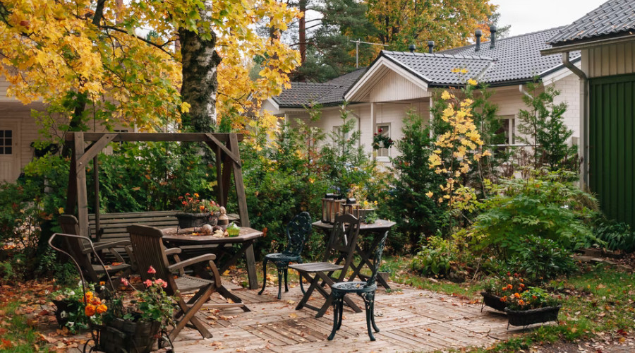 ogród w stylu rustykalnym z meblami z drewna
