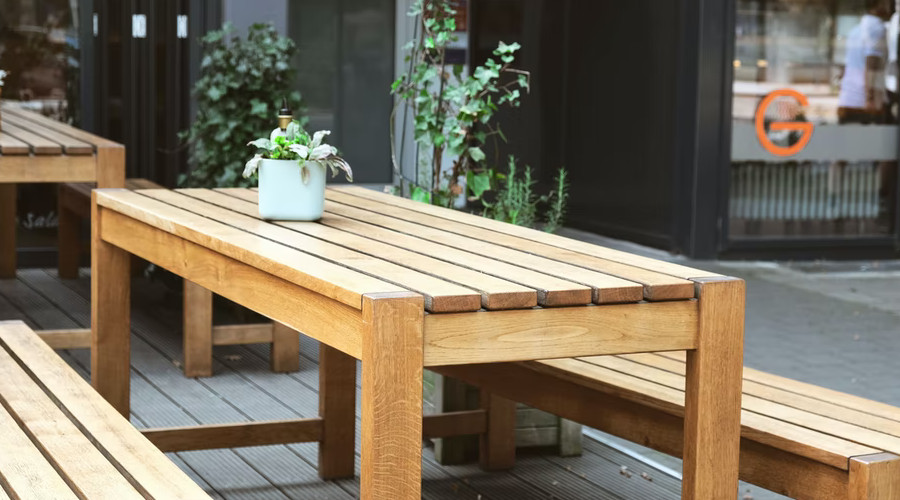 drewniany stół ogrodowy