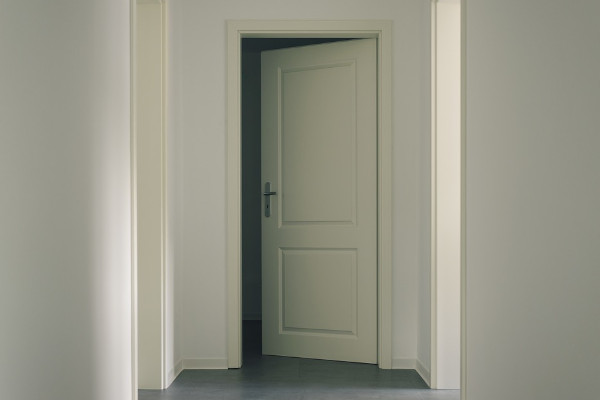 biale drzwi