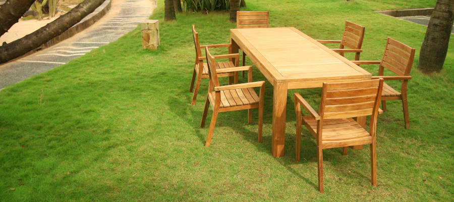 krzesło drewniane ze stołem