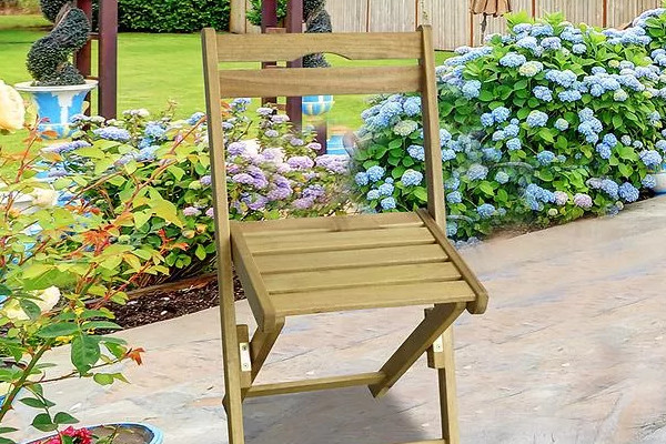 Składane krzesło drewniane na taras lub balkon