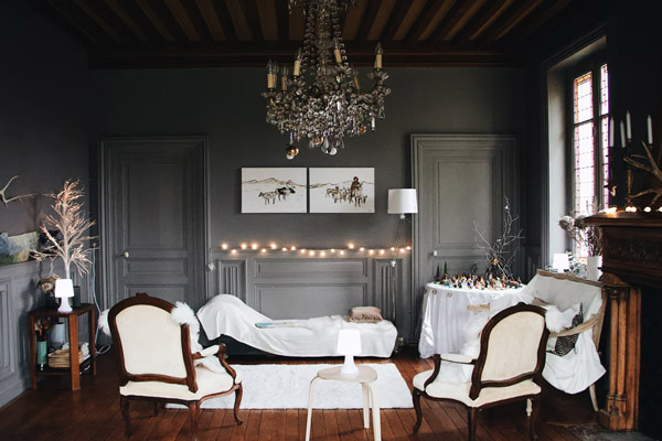 białe fotele tapicerowane, salon glamour