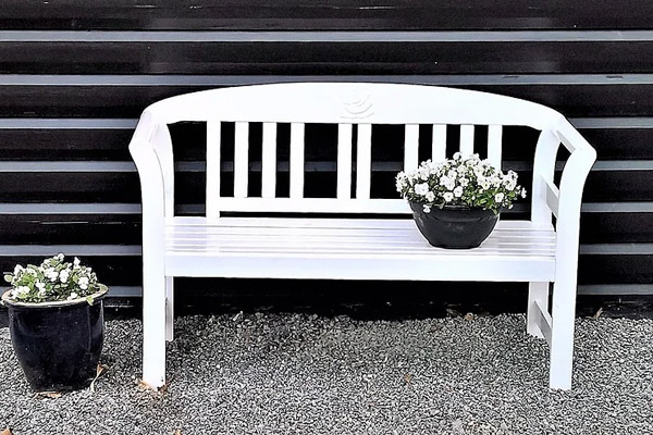 ławka drewniana biała ogrodowa