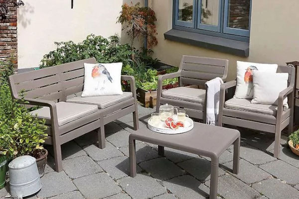 Plastikowy komplet mebli ogrodowych Delano złożony ze stolika kawowego, sofy i dwóch foteli 