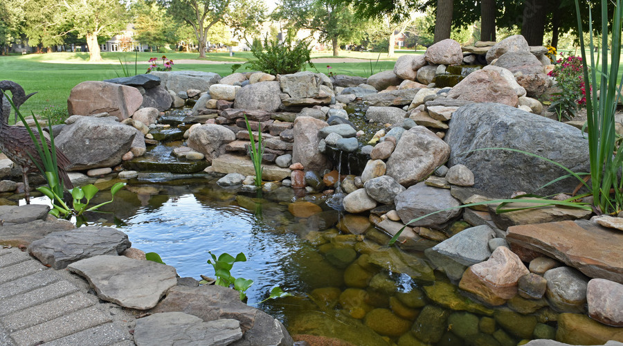 ogród z oczkiem wodnym  - dekoracja z kamieni 