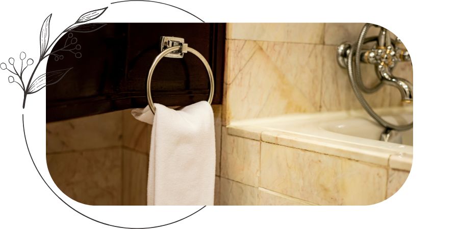 zawieszenie ręcznika z jednej strony przy umywalce