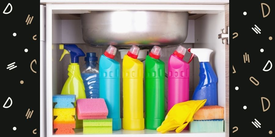 Środki czystości w szafie gospodarczej pod zlewem