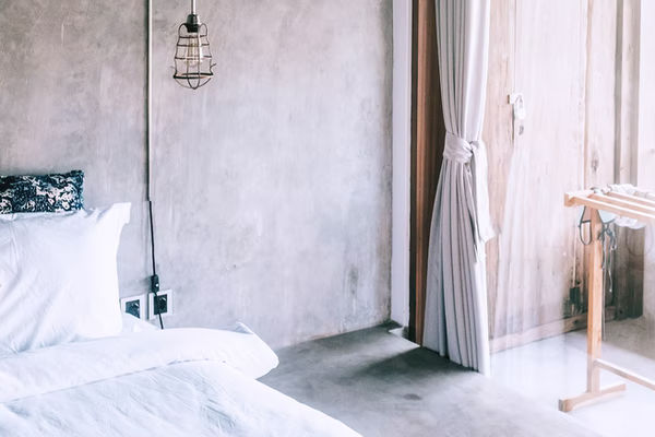 szare meiszkanie - przestronna i dobrze oświetlona sypialnia