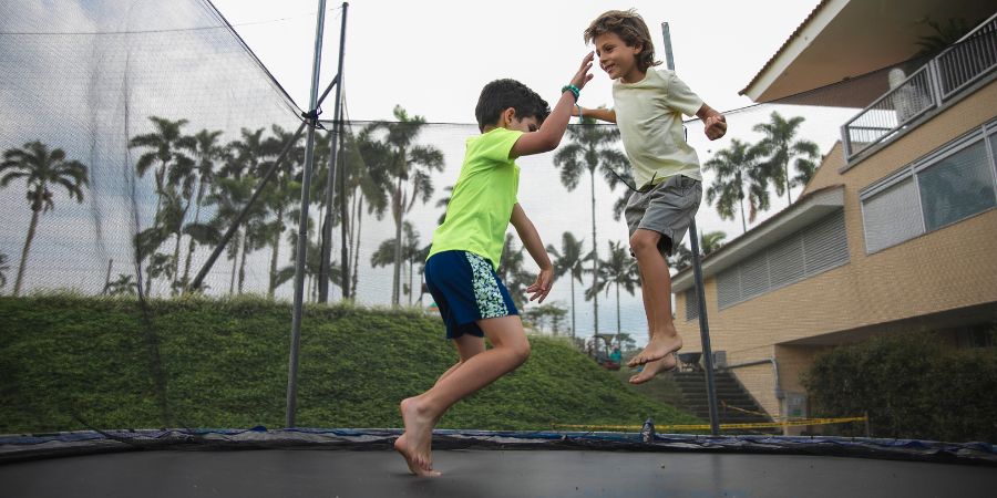 skoki na trampolinie - aktywność dla osób dorosłych i dzieci