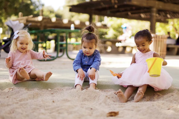 Dzieci lubią bawić się w piaskownicy 