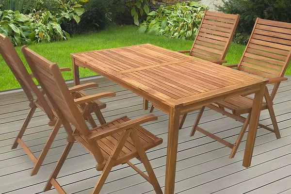 Drewniany komplet na  taras: stół + 4 pozycyjne krzesła ogrodowe